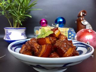 19、超级简单好吃的红烧肉,一碗色泽红亮、香浓滑润、肥而不腻的红烧肉就做好啦~~~~✌️✌️✌️