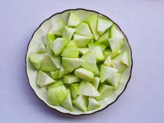 2、丝瓜豆腐木耳汤,丝瓜切滚刀块。