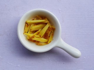 3、丝瓜豆腐木耳汤,姜切丝。