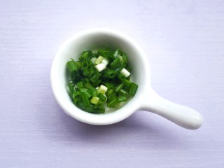 4、丝瓜豆腐木耳汤,葱切葱花。