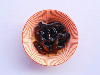 5、丝瓜豆腐木耳汤,木耳温水泡发。