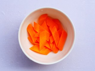 7、丝瓜豆腐木耳汤,胡萝卜切菱形。