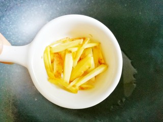 8、丝瓜豆腐木耳汤,热锅热油放姜丝爆香。