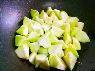 9、丝瓜豆腐木耳汤,倒入丝瓜翻炒至变色。