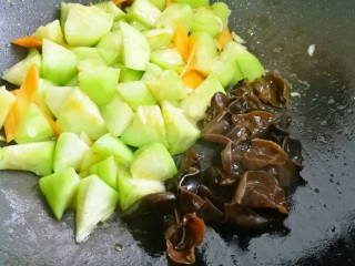 11、丝瓜豆腐木耳汤,加入木耳。