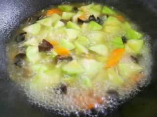 12、丝瓜豆腐木耳汤,加一大碗水。