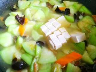 13、丝瓜豆腐木耳汤,加入豆腐煮开。