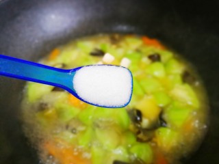 14、丝瓜豆腐木耳汤,加入1勺盐、1勺胡椒粉调味,出锅撒适量葱花即可。