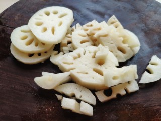 1、清汤莲藕丸子,莲藕去皮切成小块。