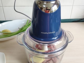 3、清汤莲藕丸子,猪肉和莲藕块一起放入绞肉机打成肉泥。