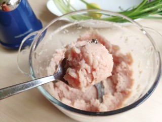 4、清汤莲藕丸子,这是打好的样子。想要颗粒状口感的搅打时间要短一点。.