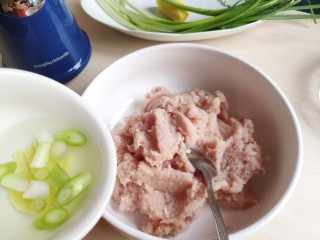 6、清汤莲藕丸子,葱姜提前切碎，倒入少许水泡成葱姜水。倒入肉泥中，葱姜水不用加太多。