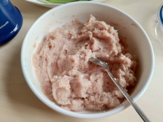 7、清汤莲藕丸子,顺着一个方向将肉泥搅打上劲。