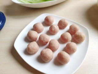 8、清汤莲藕丸子,然后团成圆圆的小丸子。