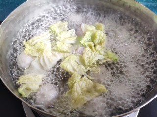 11、清汤莲藕丸子,再加入一些白菜叶或者个人喜欢的蔬菜。