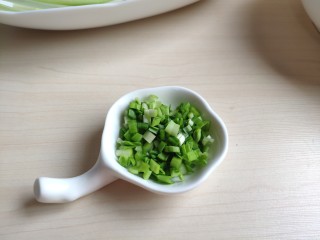 12、清汤莲藕丸子,准备少许香菜或者蒜苗，切成碎末。