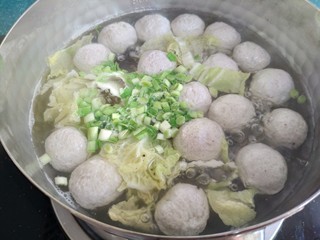 13、清汤莲藕丸子,丸子浮起来就熟了，加入蒜苗碎马上关火。
