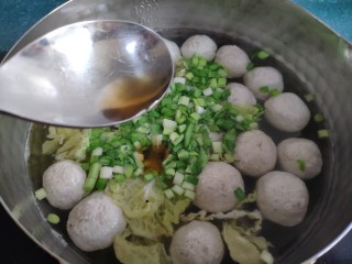 14、清汤莲藕丸子,最好倒入少许香油。