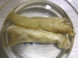 1、花胶大骨汤,鱼胶提前一天泡发