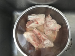 2、花胶大骨汤,大骨切段泡血水