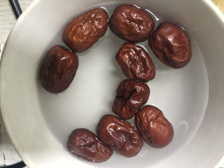 3、花胶大骨汤,红枣洗干净