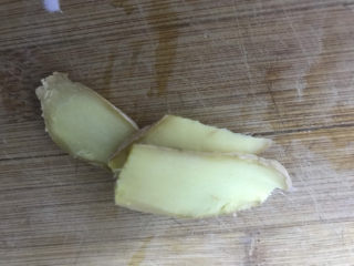 5、花胶大骨汤,生姜切片