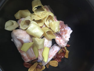 6、花胶大骨汤,鱼胶切块后所有食材放入锅中