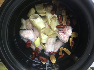 7、花胶大骨汤,倒入凉白开末过食材即可