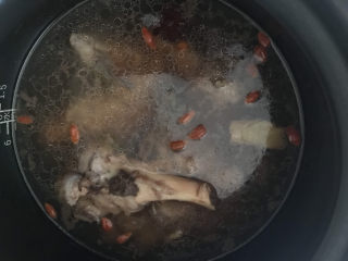 8、花胶大骨汤,高压锅炖煮2小时后放少许泡好的枸杞和适量盐