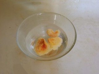 2、紫薯银耳粥,用清水泡发。