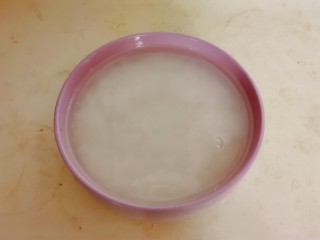 5、紫薯银耳粥,粥米清洗干净，用清水浸泡1个小时。
