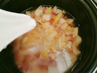 11、紫薯银耳粥,一次性倒入足够的清水，选用煮粥功能。