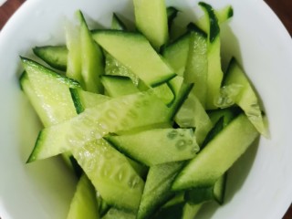 1、鸡蛋瓜片汤,黄瓜片切薄片