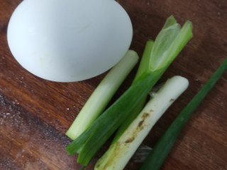 2、鸡蛋瓜片汤,鸡蛋小葱准备好