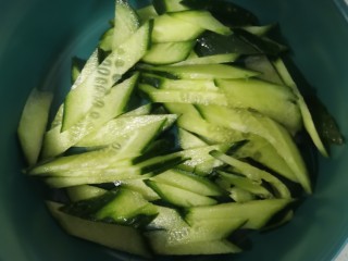 4、鸡蛋瓜片汤,黄瓜片放到大碗中