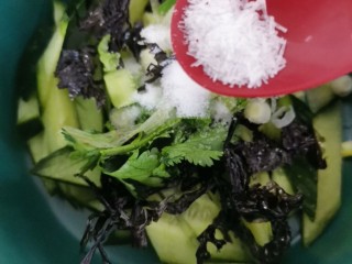 8、鸡蛋瓜片汤,加入味精