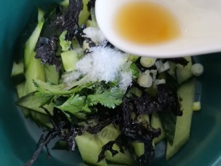 9、鸡蛋瓜片汤,在加入一香油