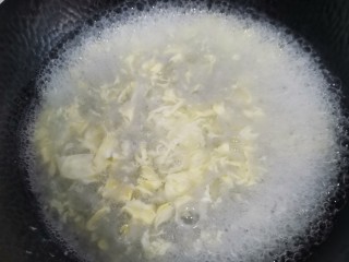 11、鸡蛋瓜片汤,水开后淋入蛋花