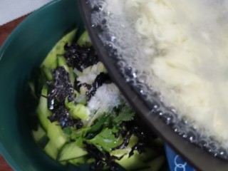 12、鸡蛋瓜片汤,趁热浇到加了调料的瓜片碗中。