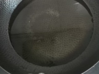 10、鸡蛋瓜片汤,锅中烧清水，大火烧开