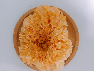 2、紫薯银耳粥,准备好银耳。