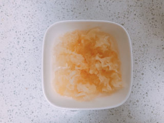 4、紫薯银耳粥,泡软之后去蒂，并摘成小朵。