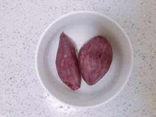 6、紫薯银耳粥,紫薯削皮。