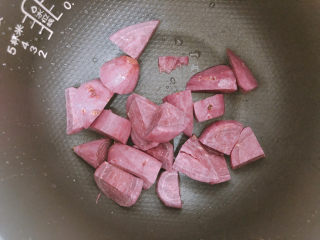 8、紫薯银耳粥,把紫薯放入电饭煲。