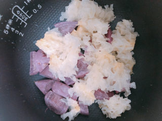 9、紫薯银耳粥,加入泡发好的银耳。