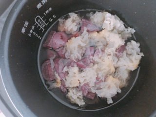 11、紫薯银耳粥,加入少量清水。