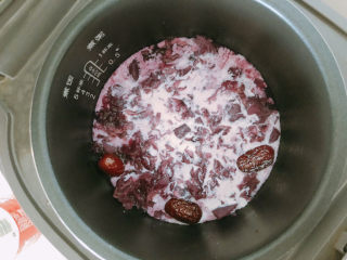 13、紫薯银耳粥,最后加入牛奶。