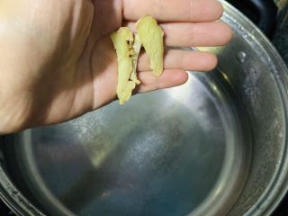 2、鸡腿炖香菇,汤锅里加清水,并加入姜丝,冰冻的鸡腿要灼水去腥;