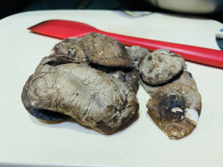 5、鸡腿炖香菇,干香菇取十朵;