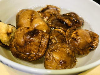 6、鸡腿炖香菇,用温水浸泡,泡开后洗净;